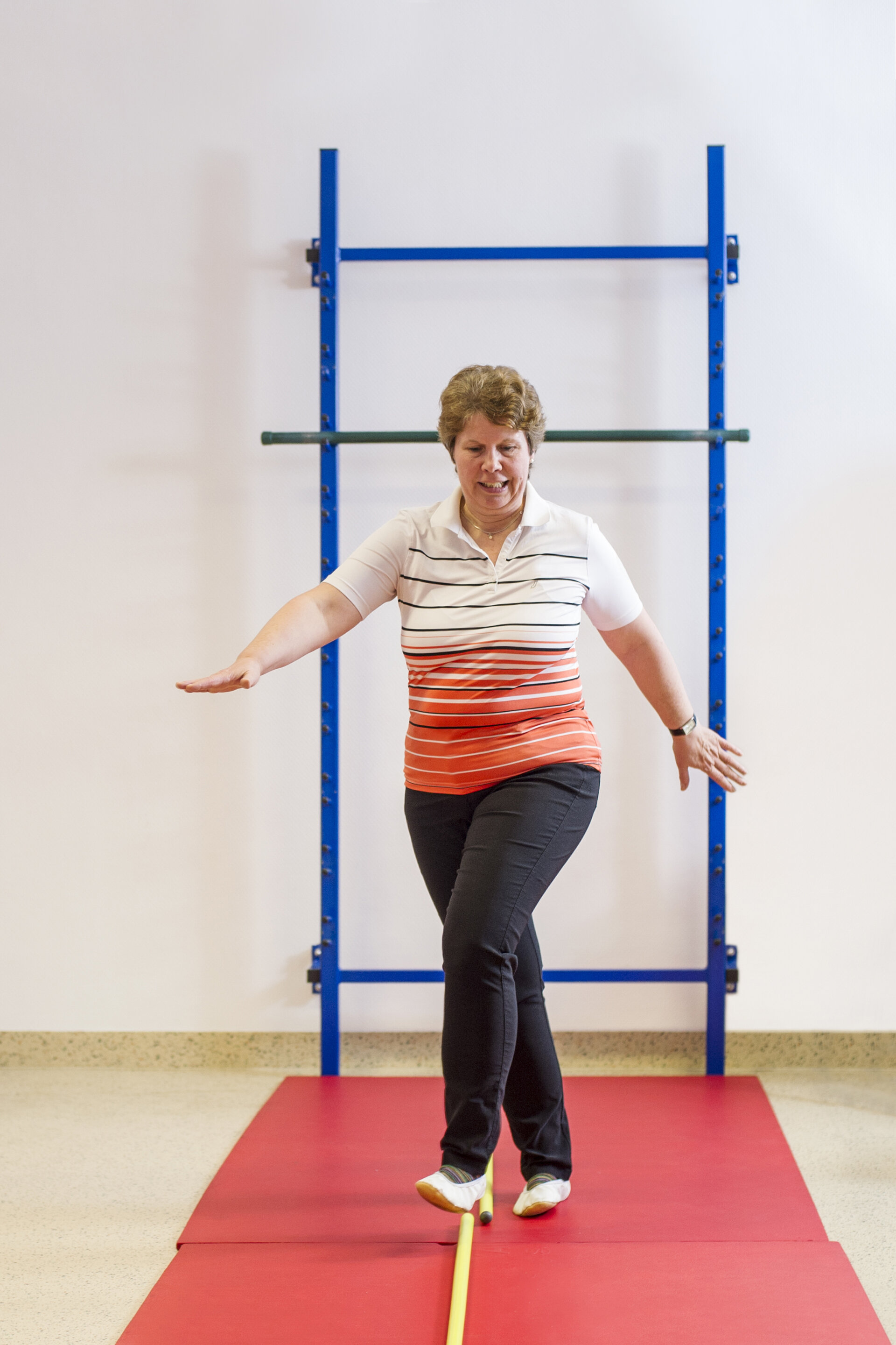 Einzelne Frau beim Funktionstraining