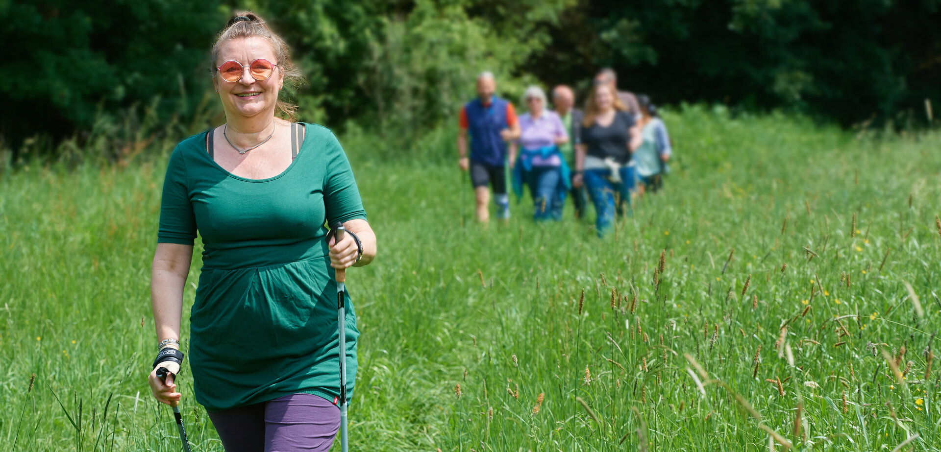 Gruppe von Menschen beim Nordic Walking