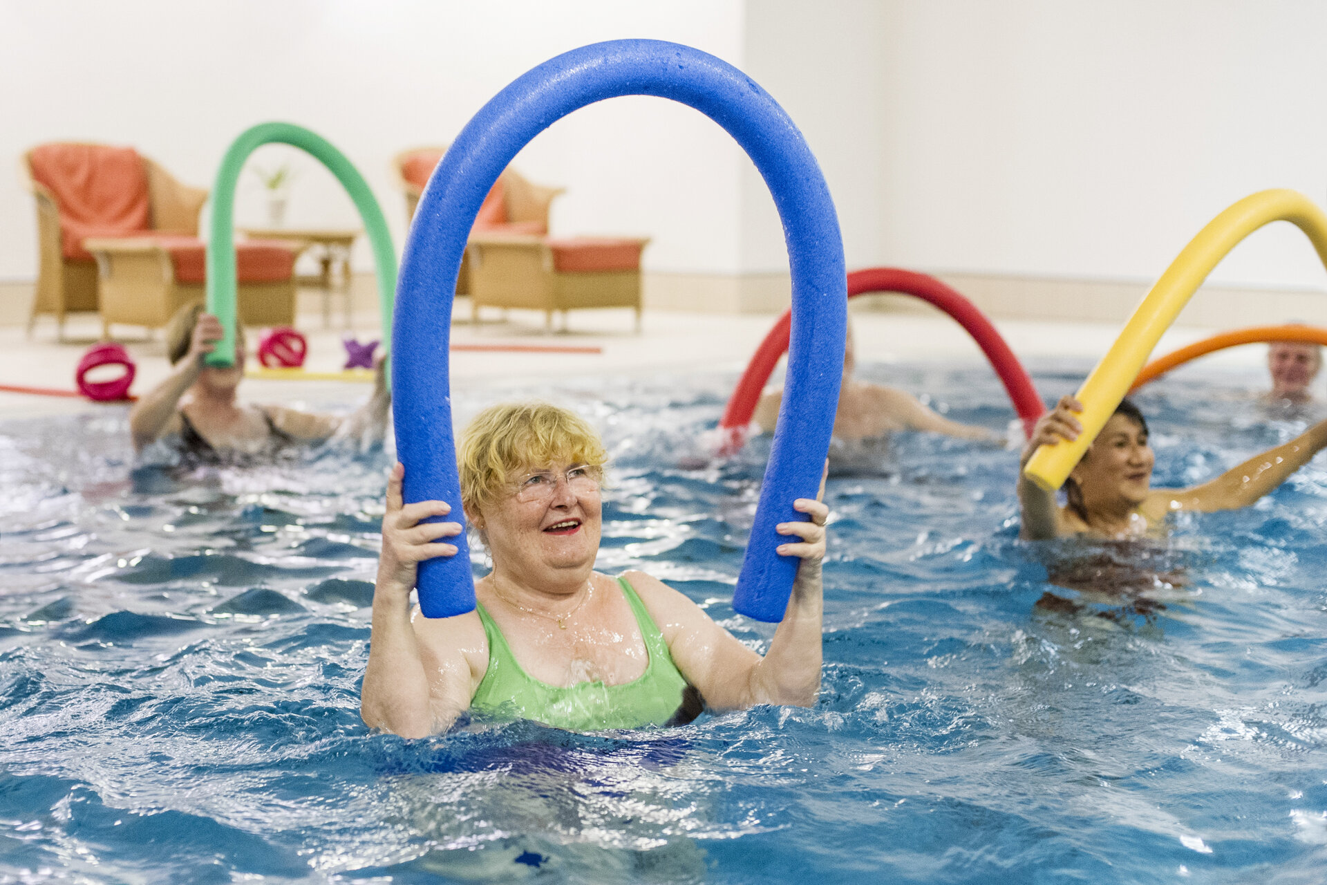 Gruppe von Menschen beim Funktionstraining im Schwimmbecken