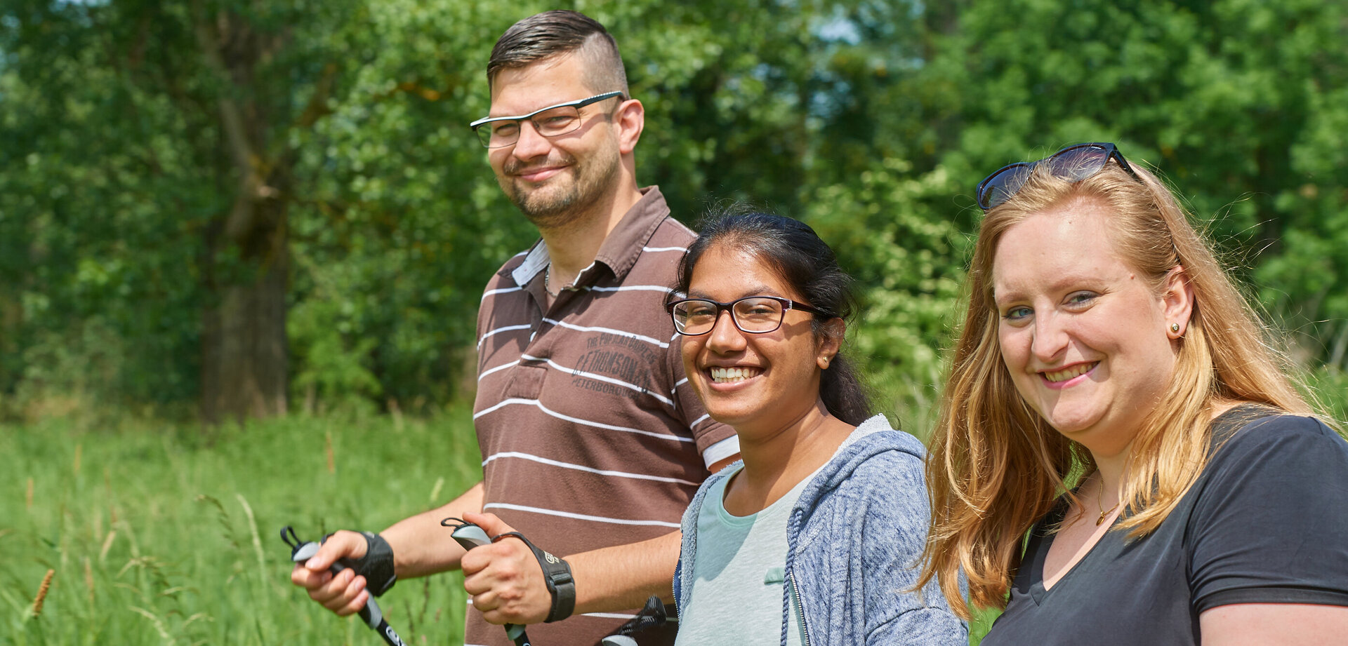 Drei Menschen beim Nordic Walking