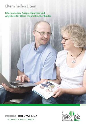 Mann bedient einen Laptop, Frau hält Broschüre in der Hand