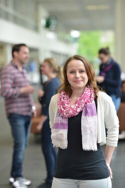 Junge Frau in einem Foyer