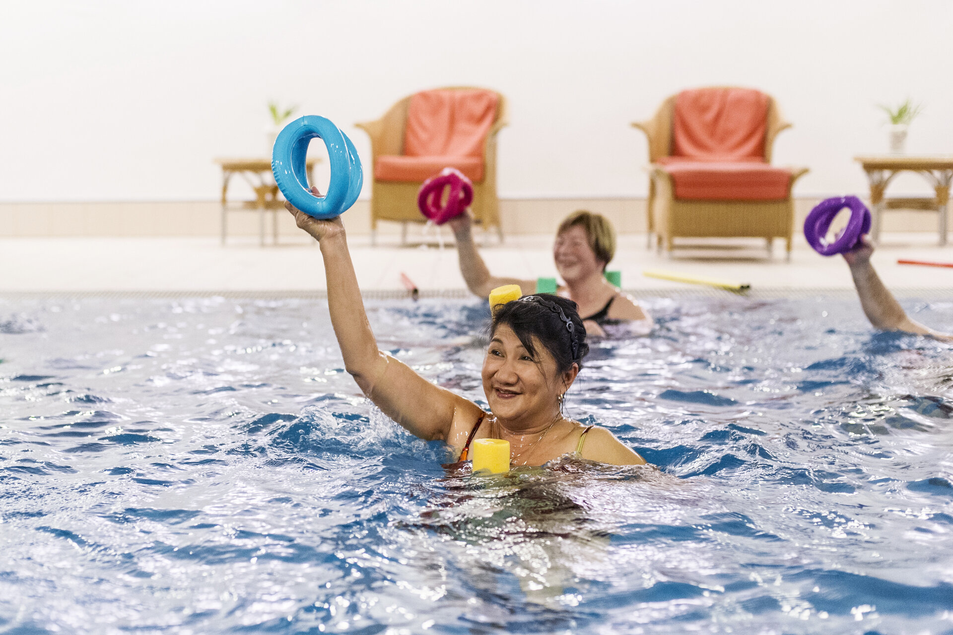 Gruppe von Menschen beim Funktionstraining im Schwimmbecken