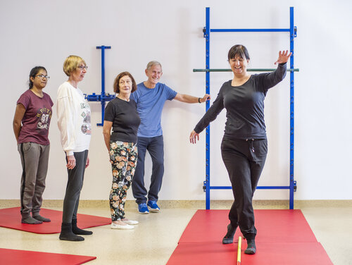 Gruppe von Menschen beim Funktionstraining