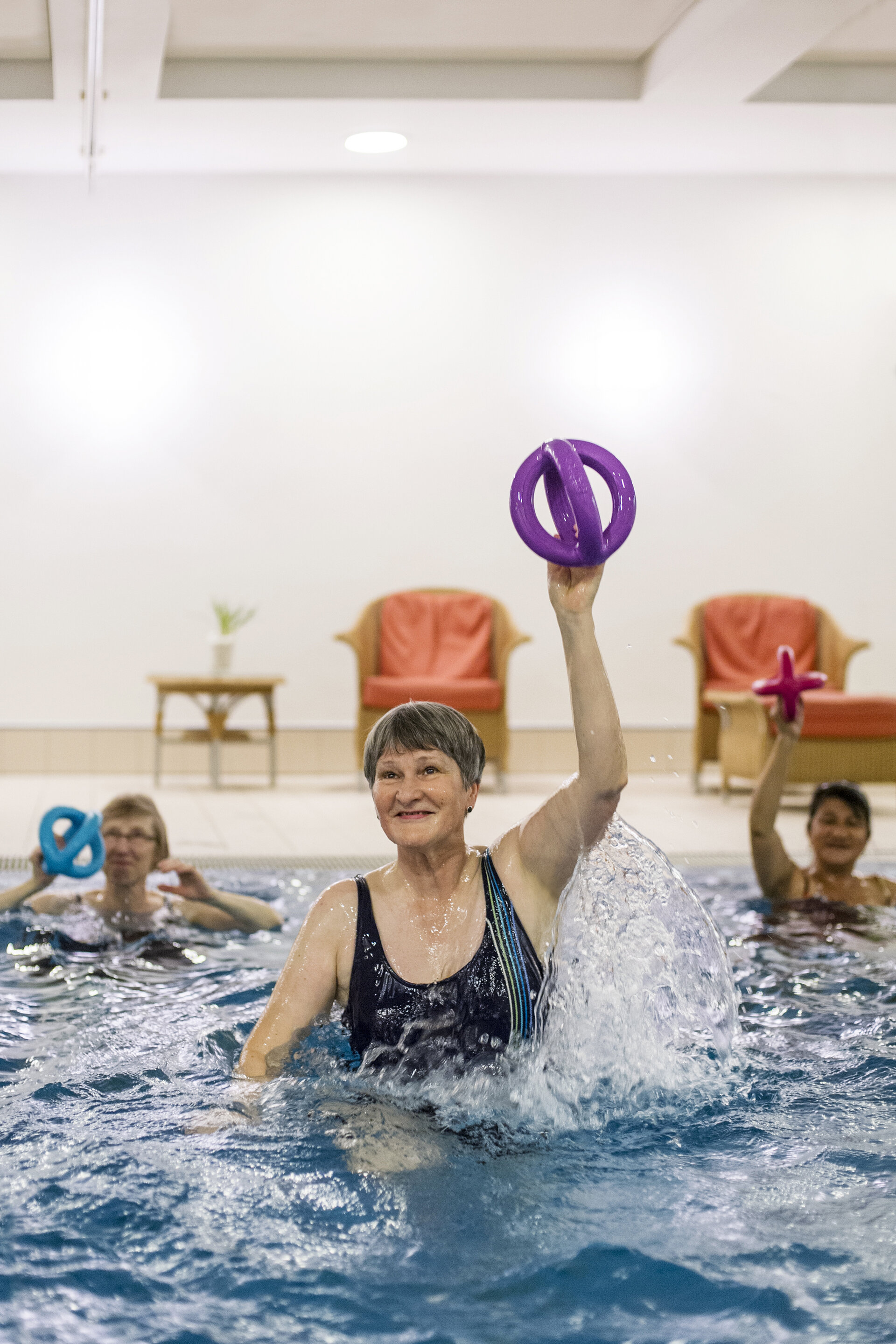 Gruppe von Menschen beim Funktionstraining im Schwimmbecken