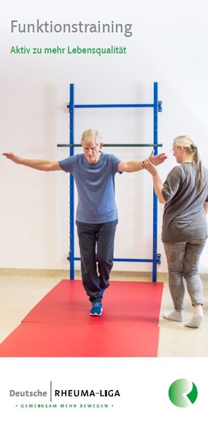 Mann macht Gymnastikübung Frau steht daneben und stützt ihn