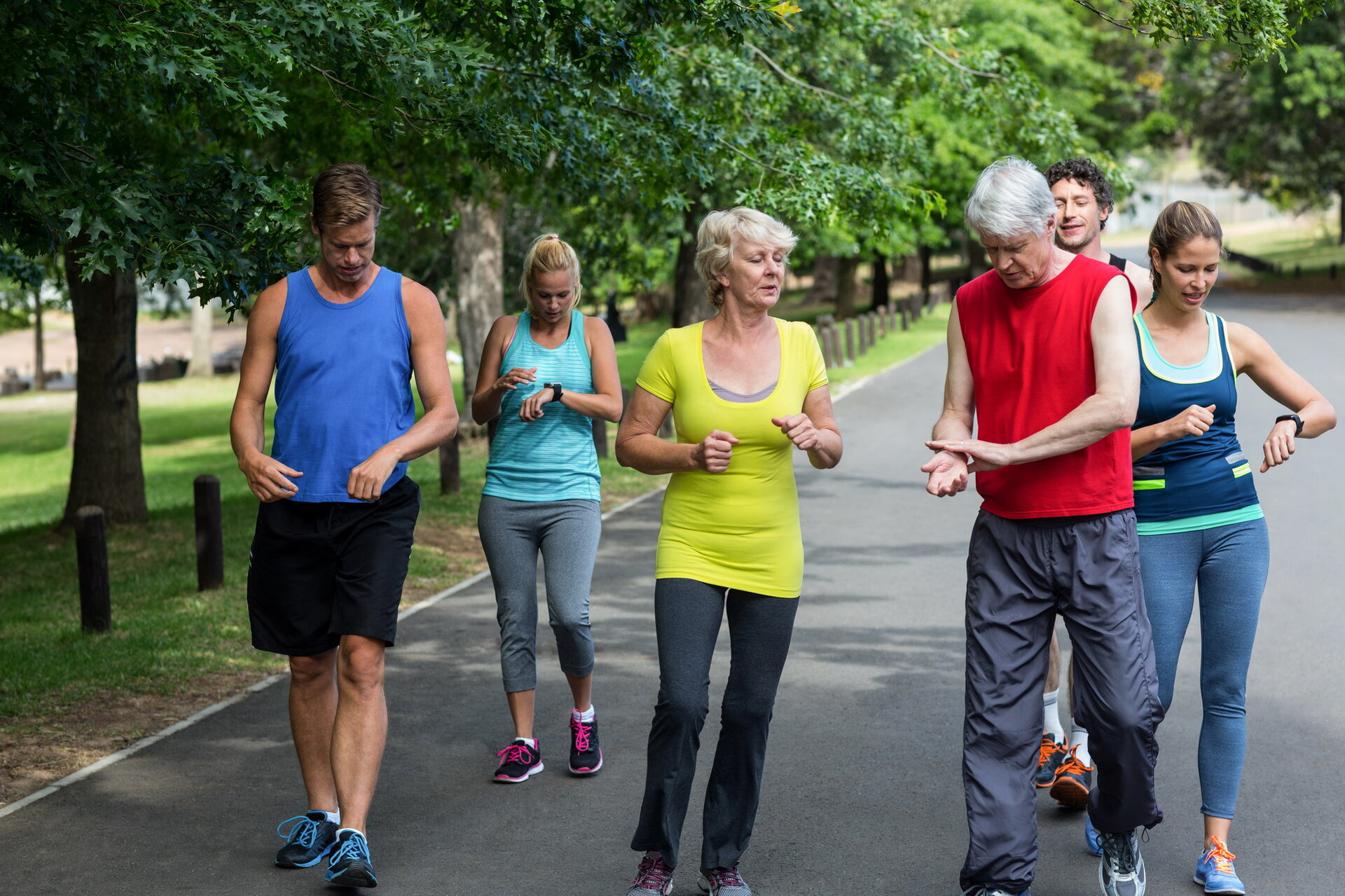 Symbolbild Menschen beim Joggen kontrollieren ihren Puls