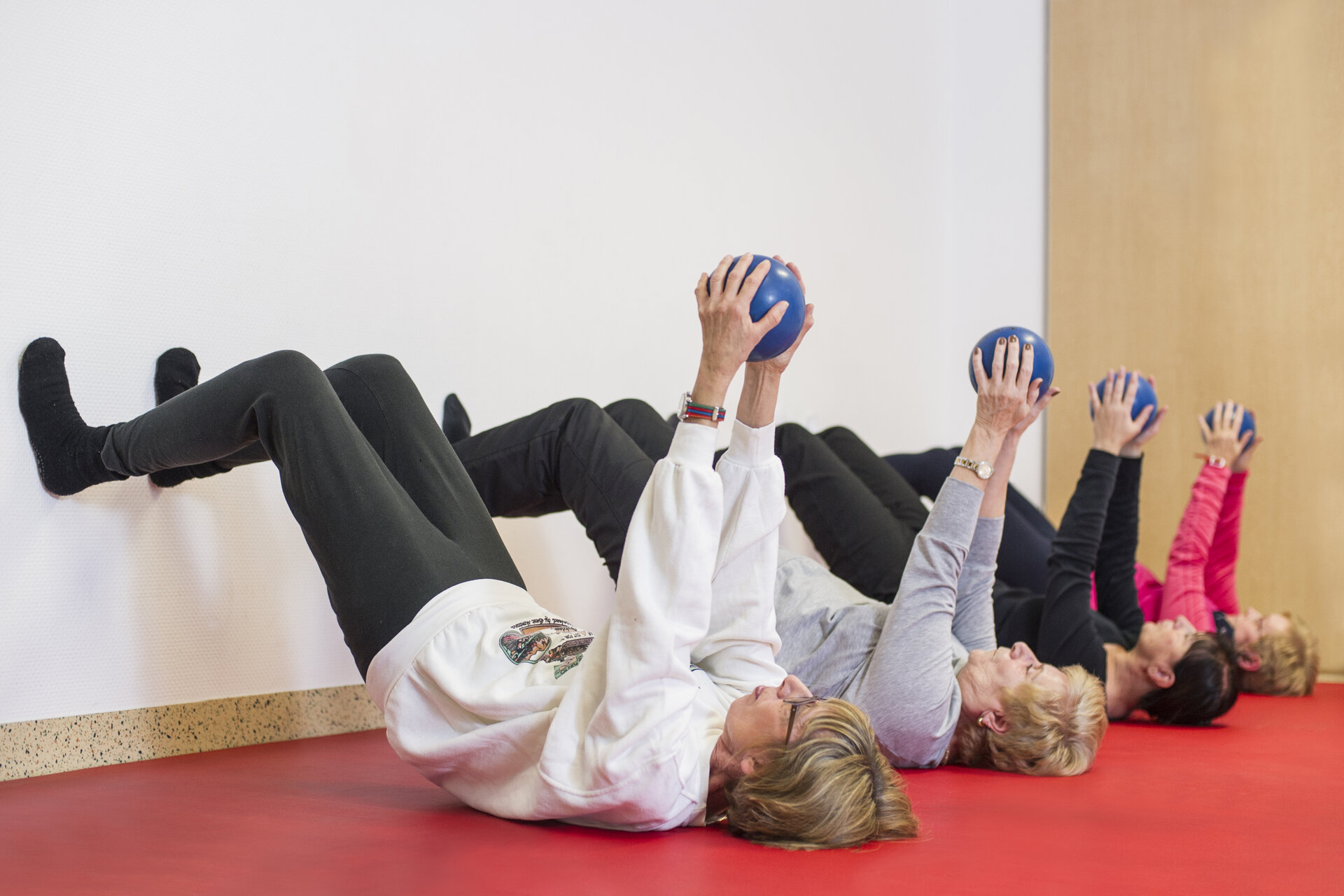 Vier Frauen mit blauen Bällen beim Funktionstraining